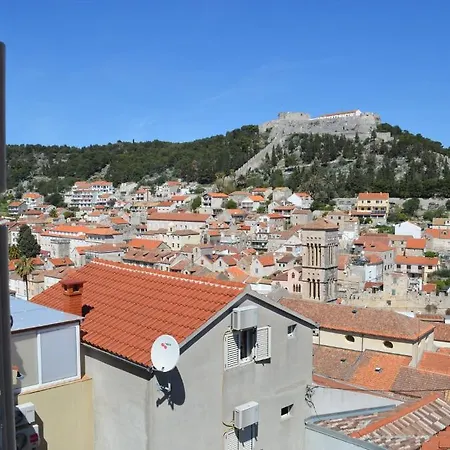 Tudor Nikola アパート