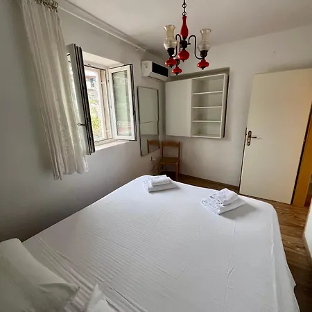 Tudor Nikola アパート