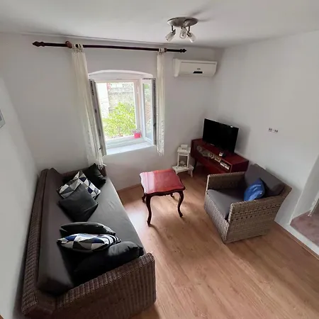 アパート Tudor Nikola