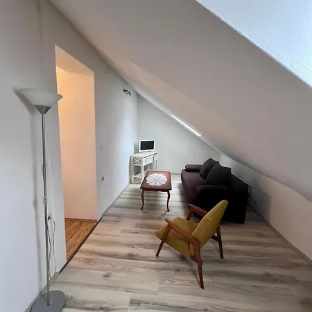 Tudor Nikola アパート *