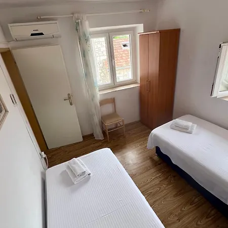 Tudor Nikola フヴァル