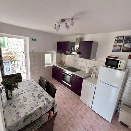 Tudor Nikola * Hvar Town