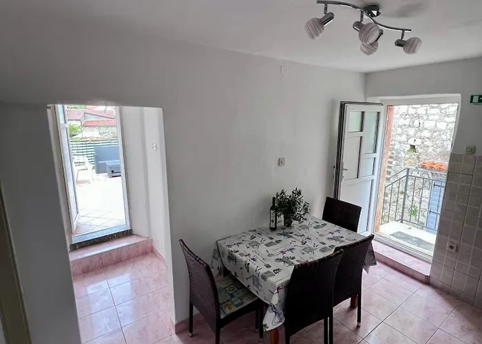 Tudor Nikola * Hvar Town