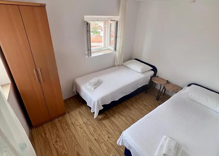 Tudor Nikola * Hvar Town