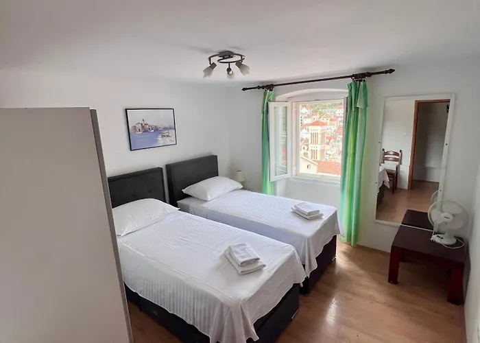 Tudor Nikola Lejlighed *