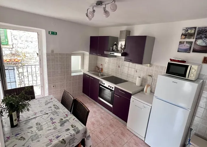 Tudor Nikola * Hvar Town